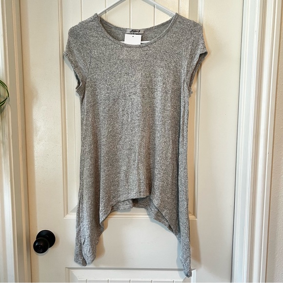 Aiden Y NWT Heather Gray Knit T-Shirt Shark-bite Hem Cap Sleeves Stretchy Comfy - Picture 2 of 11